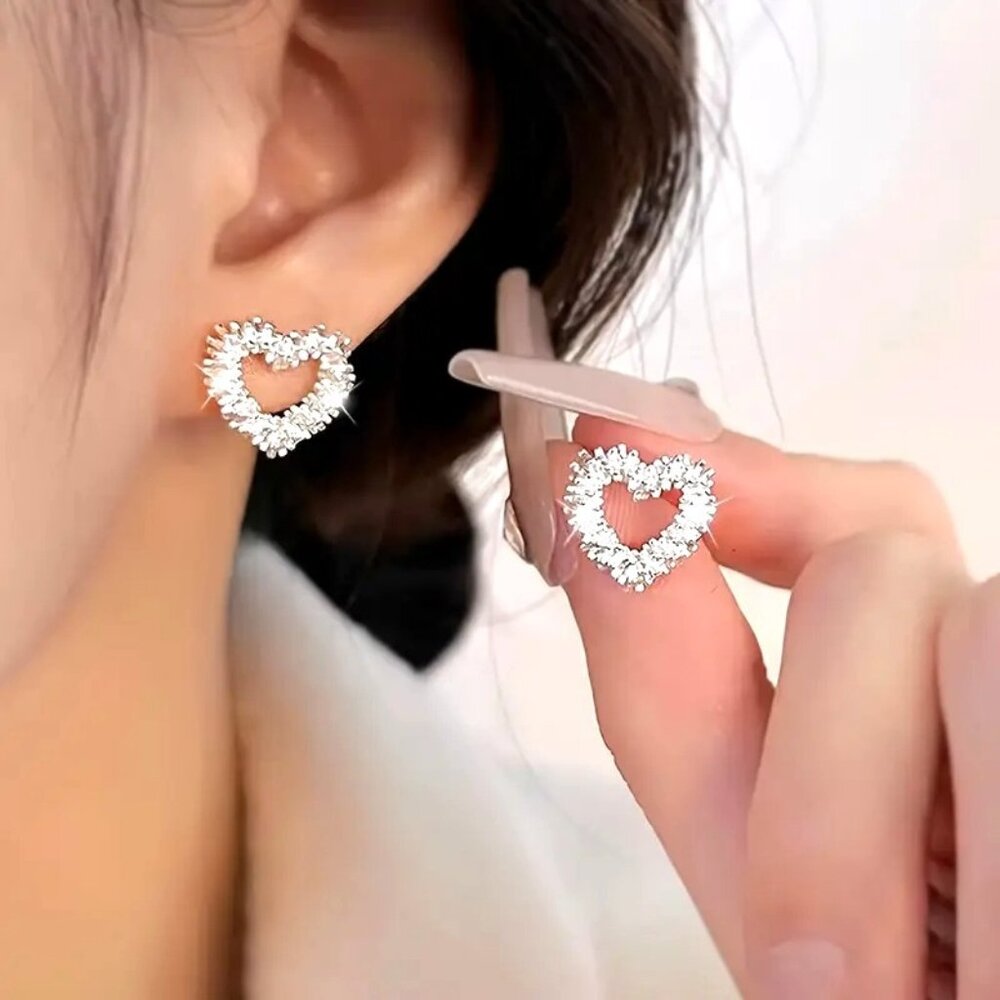 Heart-Shaped‎ Silver Toned Crystal Stud Earrings For Women Elegant & Spar…